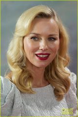 组图：娜奥米-沃茨红唇白裙亮相 优雅出席新片首映