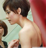 幻灯图：孙俪露黑裙露香肩代言 踩高跟鞋谨慎防摔倒