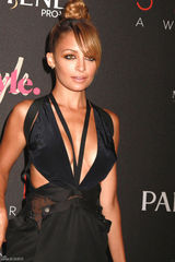 组图：妮可-里奇性感黑裙亮相秀美胸