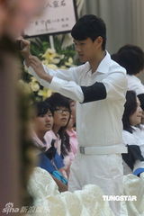 组图：林峰素服为祖母设灵 遗憾祖母未能看自己个唱