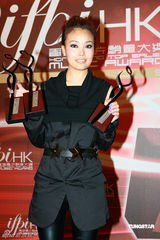 幻灯图：阿Sa(蔡卓妍)时尚现身颁奖礼 走出阴霾露久违笑容