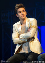 组图：SJ-M上海热力开唱 始源帅气有型赫海有爱