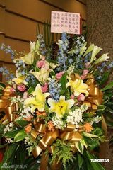 费玉清开第100场演唱会 不变黑西装献唱(组图)