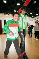 高清图：黄奕回静安做志愿 与特殊儿童开运动会