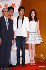 组图：天心黑色深V礼服性感出席记者会