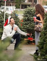 组图：人妻考特尼疑背老公偷腥 挺巨波勾引帅男