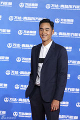 组图：万达百米红毯第二秀 梁朝伟赵薇众星百态