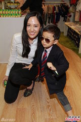 组图：黄泳霖有意追生 雷林静怡两女爱公主装