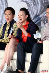 组图：梁洛施减肥复出拍新片 谈李泽楷显尴尬