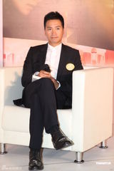 组图：叶蓝新书将改编成剧本 何晟铭有望出演男主角