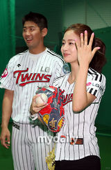 组图：金泰熙为棒球比赛开球 英姿飒爽有模有样