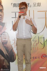 组图：张敬轩首演舞台剧 与苏玉华扮母子