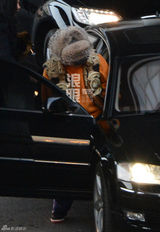 组图：赵本山筹备春晚潮装回京直奔大舞台