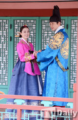 组图：金泰熙改妖妇形象展优雅 与刘亚仁秀恩爱