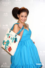 高清图：王心凌短裙走秀 大摆可爱姿势展青春活力