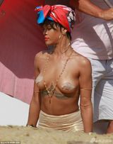 蕾哈娜半裸拍片薄纱遮两点 超短底裤秀长腿(图)