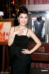 组图：阿娇阿SA合体出席珠宝展 姐妹花大方谈情