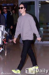 组图：郑宇穿运动装返韩 亲和微笑善待粉丝