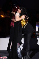 组图：徐佳莹首开个唱 偶像范晓萱站台助阵