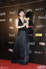 组图：金像奖后台陈静举奖杯 获最佳女配角