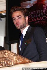 组图：帕丁森着西装现身股票交易所 与柯南伯格合影