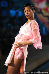 组图：蕾哈娜透视内衣性感献唱维多利亚秀