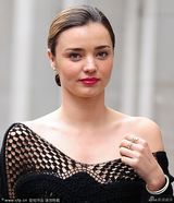 组图：弗林坐老爸肩头乐开怀 米兰达镂空衫性感