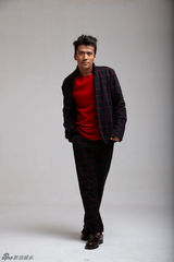 组图：唐文龙优雅熟男写真玩嬉皮绅士风