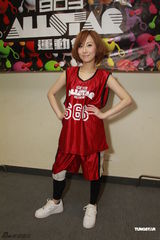 组图：群星红衣出席篮球赛 容祖儿李克勤又背又抱