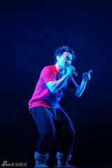 高清：陈奕迅南京开唱全场爆满　认真唱歌不搞怪