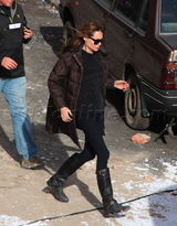 组图：安吉丽娜-朱莉拍新片 帅气保镖贴身保护