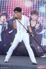 组图：汪东城蔡旻佑台北为电视原声带签唱