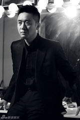 组图：李坤霖黑白写真演绎熟男优雅