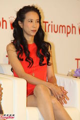 组图：莫文蔚度假归来春风满面 红裙彰显性感妩媚