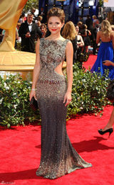 高清组图：艾美奖红毯 玛丽亚-曼努诺斯秀美背