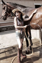 组图：熊乃瑾优雅恬静登封面 与马儿亲密互动