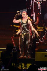 组图：罗志祥香港开唱 谭咏麟相挺当和事佬