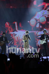 组图：萧敬腾复古花西装跨年 敬腾style嗨爆