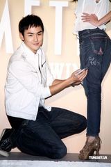 幻灯：阮经天设计牛仔裤 传新戏裸露多拒绝关锦鹏