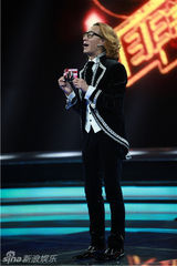 组图：《演说家》乐嘉拥吻清纯女大学生