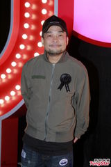 组图：葛民辉任颁奖嘉宾 为年青设计师打气