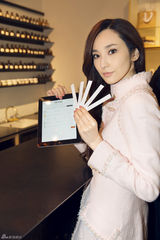 组图：吴佩慈巴黎休闲生活 坐木马逗趣照