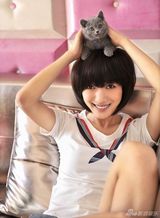 幻灯图集：王珞丹拍宠物写真 仿猫咪表情俏皮可爱