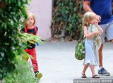 组图：朱莉假期带双胞胎出街 做称职妈妈两不误