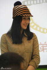 组图：孙宁助阵慈善事业 与农民工子弟共同画画