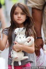 组图：小苏瑞与妈妈凯蒂牵手逛街