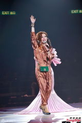 组图：徐小凤演唱会秀招牌纤腰 郑秀文同台献唱