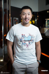 组图：梁咏琪穿爱的T恤为儿童零受苦努力