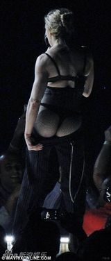 组图：麦当娜个唱自摸前夫悄然观看 昔日结婚照曝光