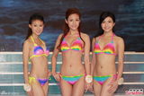 组图：港姐决赛前泳装亮相 上届冠军模拟戴后冠